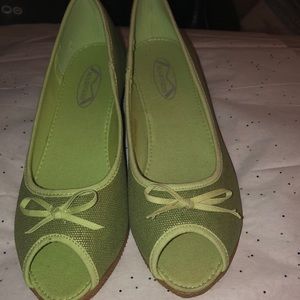 MADNESS LIME GREEN PEEP TOE WEDGE CANVAS SHOE SZ. 7.5